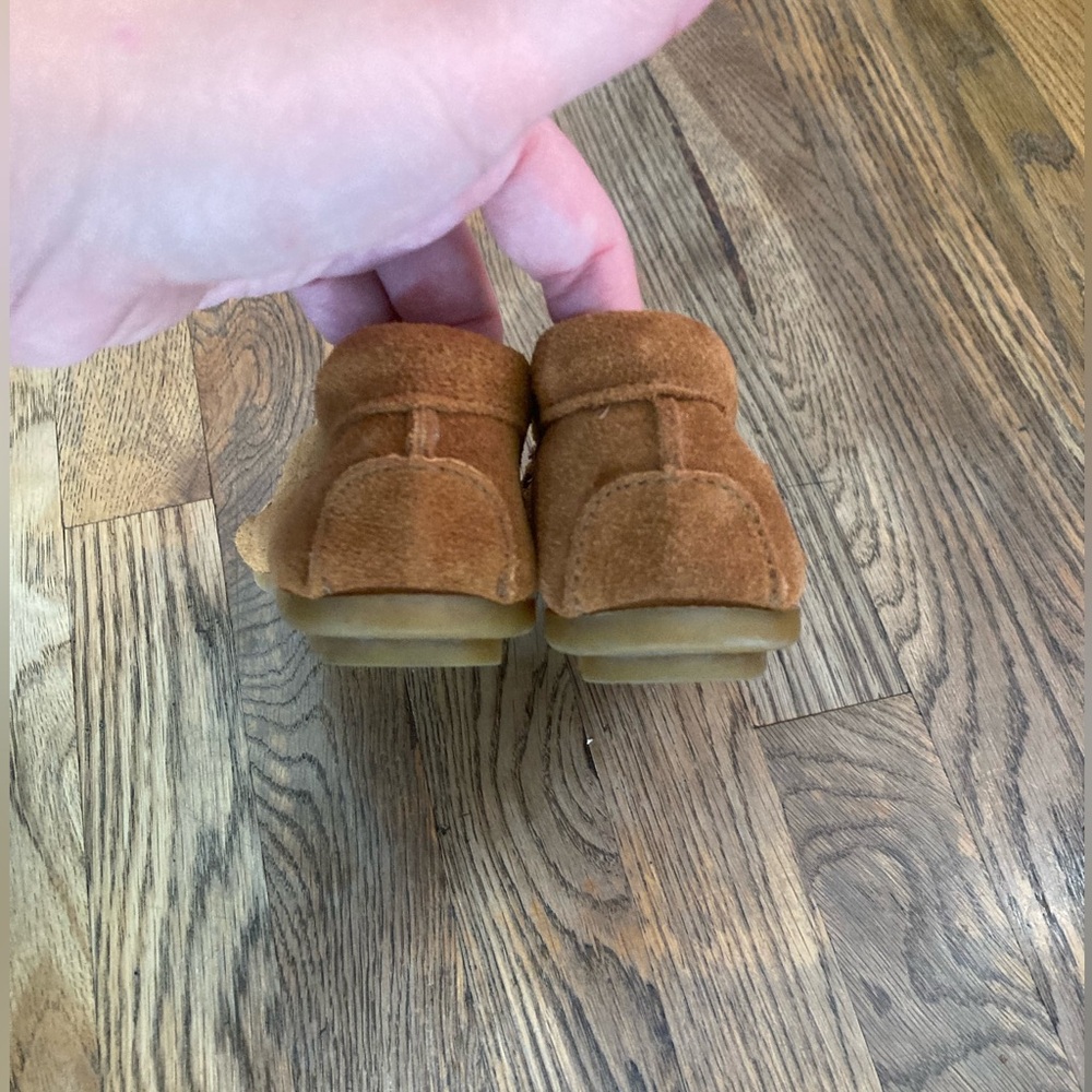Minnetonka Women’s Suede Moccasins in Chestnut Brown - Picture 3 of 7